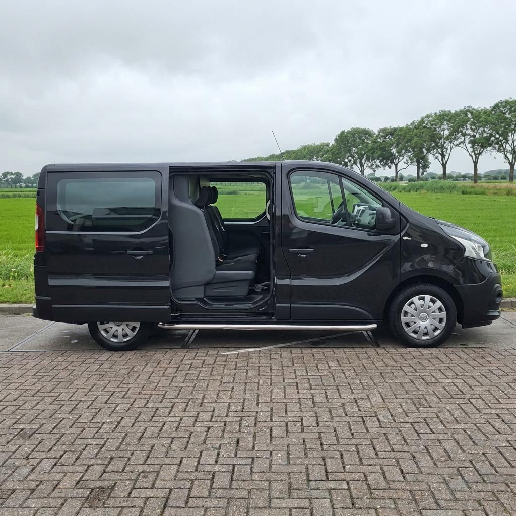 Renault Trafic Side View